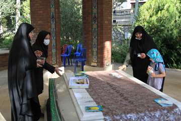 مراسم پر فیض زیارت عاشورا کنار قبور شهدای گمنام