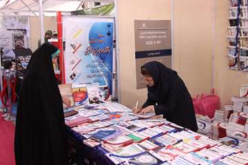 بازدید معاونت پژوهشی از غرفه انتشارات دانشگاه در نمایشگاه کتاب