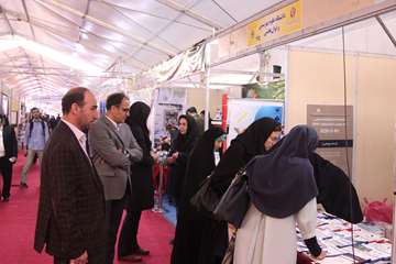 بازدید معاونت پژوهشی از غرفه انتشارات دانشگاه در نمایشگاه کتاب
