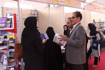 بازدید معاونت پژوهشی از غرفه انتشارات دانشگاه در نمایشگاه کتاب