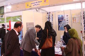 بازدید معاونت پژوهشی از غرفه انتشارات دانشگاه در نمایشگاه کتاب