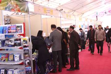 بازدید معاونت پژوهشی از غرفه انتشارات دانشگاه در نمایشگاه کتاب