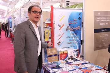 بازدید معاونت پژوهشی از غرفه انتشارات دانشگاه در نمایشگاه کتاب