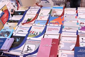 بازدید معاونت پژوهشی از غرفه انتشارات دانشگاه در نمایشگاه کتاب