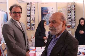 بازدید معاونت پژوهشی از غرفه انتشارات دانشگاه در نمایشگاه کتاب