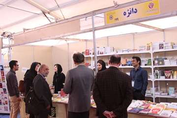 بازدید معاونت پژوهشی از غرفه انتشارات دانشگاه در نمایشگاه کتاب