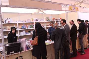 بازدید معاونت پژوهشی از غرفه انتشارات دانشگاه در نمایشگاه کتاب
