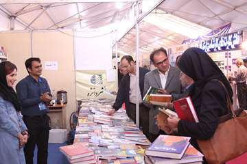 بازدید معاونت پژوهشی از غرفه انتشارات دانشگاه در نمایشگاه کتاب