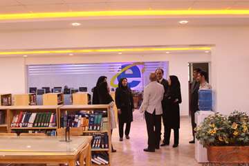 بازدید رئیس دانشگاه و هیات همراه از کلاس ها و کتابخانه