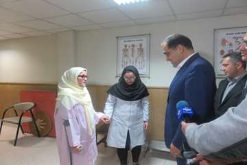 عیادت وزیر بهداشت از دختر فداکار سرپل ذهابی در بیمارستان رفیده