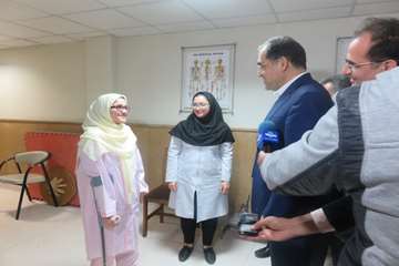 عیادت وزیر بهداشت از دختر فداکار سرپل ذهابی در بیمارستان رفیده