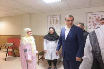 عیادت وزیر بهداشت از دختر فداکار سرپل ذهابی در بیمارستان رفیده