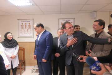 عیادت وزیر بهداشت از دختر فداکار سرپل ذهابی در بیمارستان رفیده
