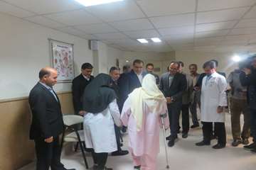 عیادت وزیر بهداشت از دختر فداکار سرپل ذهابی در بیمارستان رفیده