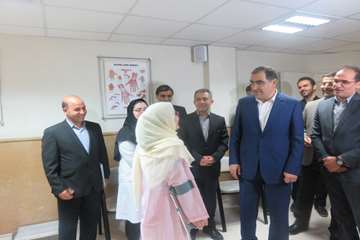 عیادت وزیر بهداشت از دختر فداکار سرپل ذهابی در بیمارستان رفیده