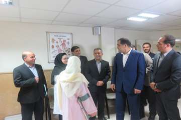 عیادت وزیر بهداشت از دختر فداکار سرپل ذهابی در بیمارستان رفیده