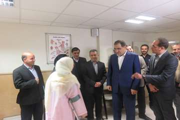 عیادت وزیر بهداشت از دختر فداکار سرپل ذهابی در بیمارستان رفیده