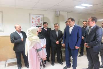 عیادت وزیر بهداشت از دختر فداکار سرپل ذهابی در بیمارستان رفیده