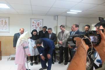 عیادت وزیر بهداشت از دختر فداکار سرپل ذهابی در بیمارستان رفیده