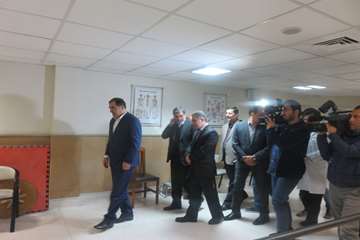 عیادت وزیر بهداشت از دختر فداکار سرپل ذهابی در بیمارستان رفیده