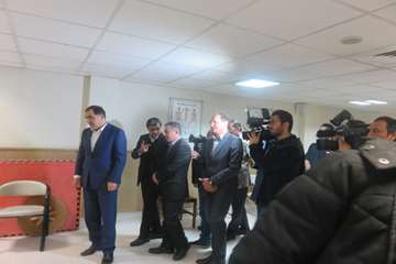 عیادت وزیر بهداشت از دختر فداکار سرپل ذهابی در بیمارستان رفیده