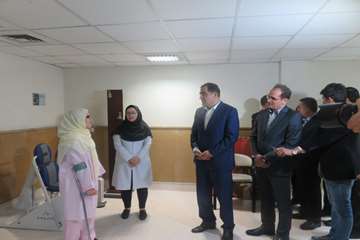 عیادت وزیر بهداشت از دختر فداکار سرپل ذهابی در بیمارستان رفیده