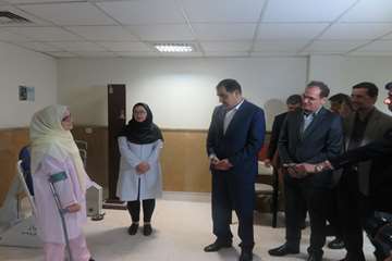 عیادت وزیر بهداشت از دختر فداکار سرپل ذهابی در بیمارستان رفیده