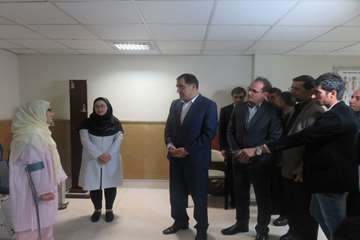 عیادت وزیر بهداشت از دختر فداکار سرپل ذهابی در بیمارستان رفیده