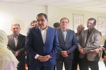 عیادت وزیر بهداشت از دختر فداکار سرپل ذهابی در بیمارستان رفیده