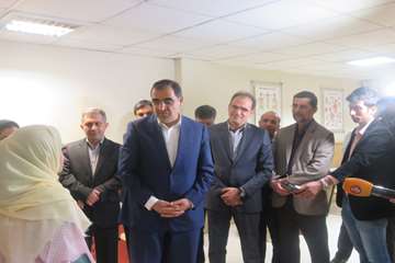 عیادت وزیر بهداشت از دختر فداکار سرپل ذهابی در بیمارستان رفیده