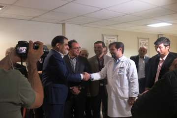 عیادت وزیر بهداشت از دختر فداکار سرپل ذهابی در بیمارستان رفیده