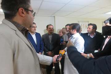 عیادت وزیر بهداشت از دختر فداکار سرپل ذهابی در بیمارستان رفیده