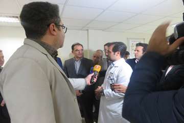 عیادت وزیر بهداشت از دختر فداکار سرپل ذهابی در بیمارستان رفیده