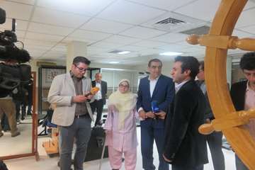 عیادت وزیر بهداشت از دختر فداکار سرپل ذهابی در بیمارستان رفیده