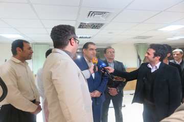 عیادت وزیر بهداشت از دختر فداکار سرپل ذهابی در بیمارستان رفیده