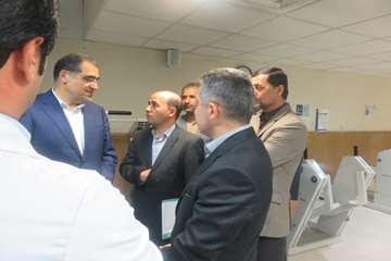 عیادت وزیر بهداشت از دختر فداکار سرپل ذهابی در بیمارستان رفیده