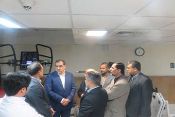 عیادت وزیر بهداشت از دختر فداکار سرپل ذهابی در بیمارستان رفیده