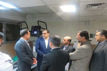 عیادت وزیر بهداشت از دختر فداکار سرپل ذهابی در بیمارستان رفیده