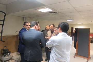 عیادت وزیر بهداشت از دختر فداکار سرپل ذهابی در بیمارستان رفیده