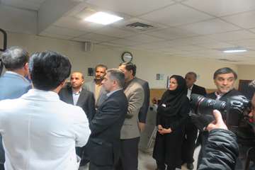 عیادت وزیر بهداشت از دختر فداکار سرپل ذهابی در بیمارستان رفیده