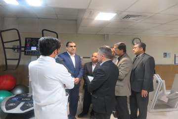 عیادت وزیر بهداشت از دختر فداکار سرپل ذهابی در بیمارستان رفیده