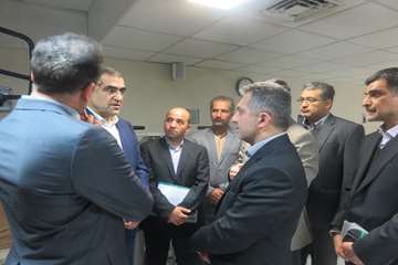 عیادت وزیر بهداشت از دختر فداکار سرپل ذهابی در بیمارستان رفیده