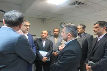 عیادت وزیر بهداشت از دختر فداکار سرپل ذهابی در بیمارستان رفیده