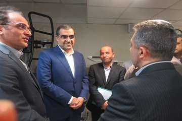 عیادت وزیر بهداشت از دختر فداکار سرپل ذهابی در بیمارستان رفیده