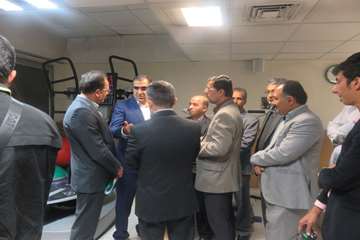 عیادت وزیر بهداشت از دختر فداکار سرپل ذهابی در بیمارستان رفیده