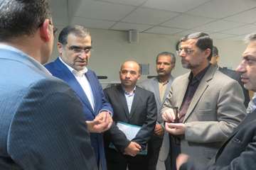 عیادت وزیر بهداشت از دختر فداکار سرپل ذهابی در بیمارستان رفیده