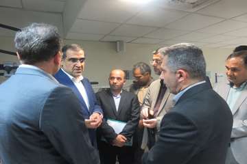 عیادت وزیر بهداشت از دختر فداکار سرپل ذهابی در بیمارستان رفیده