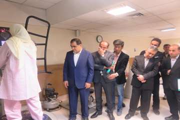 عیادت وزیر بهداشت از دختر فداکار سرپل ذهابی در بیمارستان رفیده