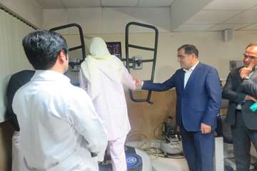 عیادت وزیر بهداشت از دختر فداکار سرپل ذهابی در بیمارستان رفیده