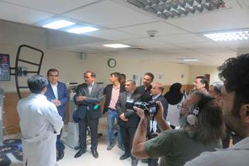 عیادت وزیر بهداشت از دختر فداکار سرپل ذهابی در بیمارستان رفیده